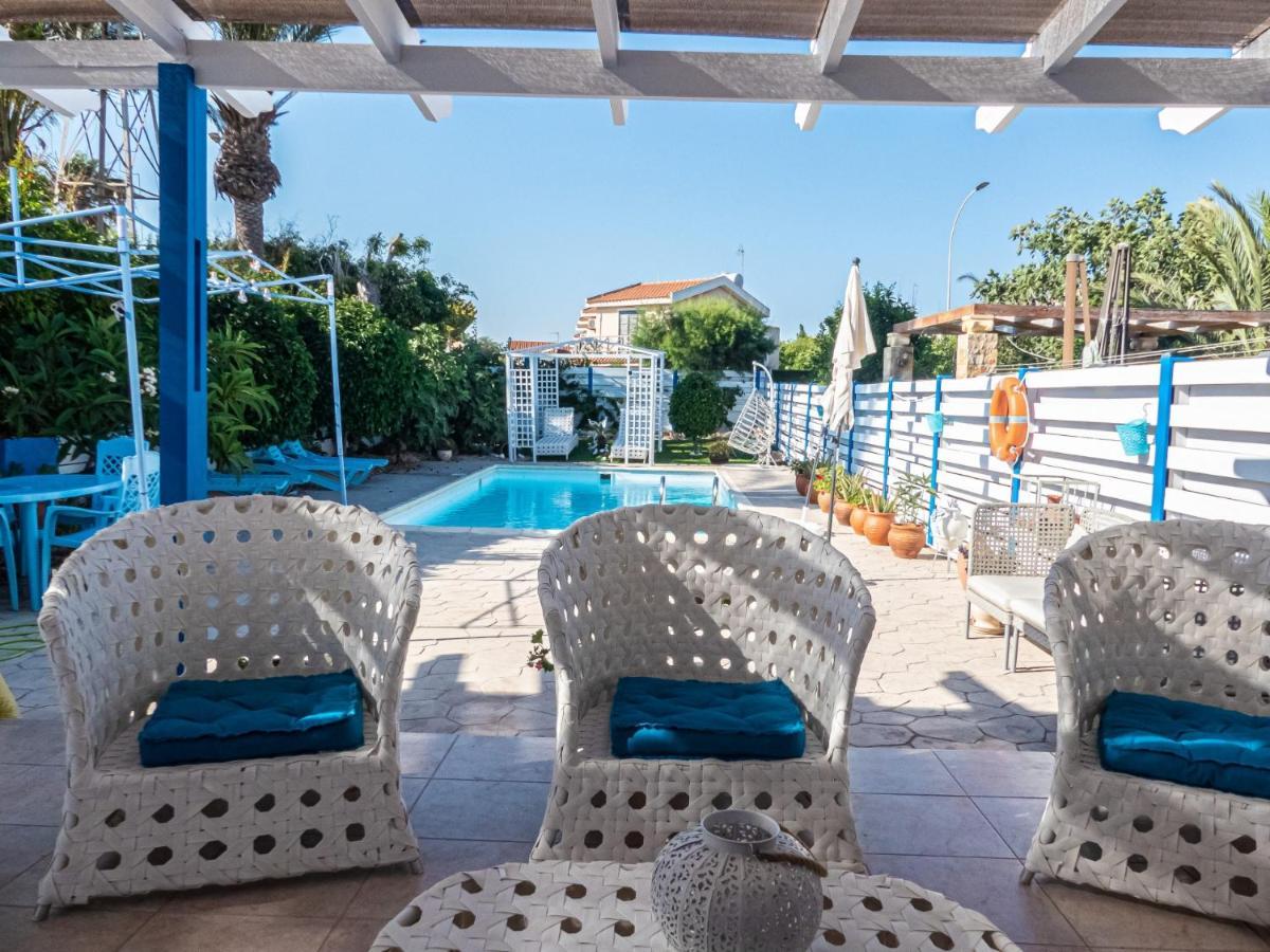 Greek Island Style 2 Bedroom Villa With Pool Next To The Sea Ларнака Экстерьер фото